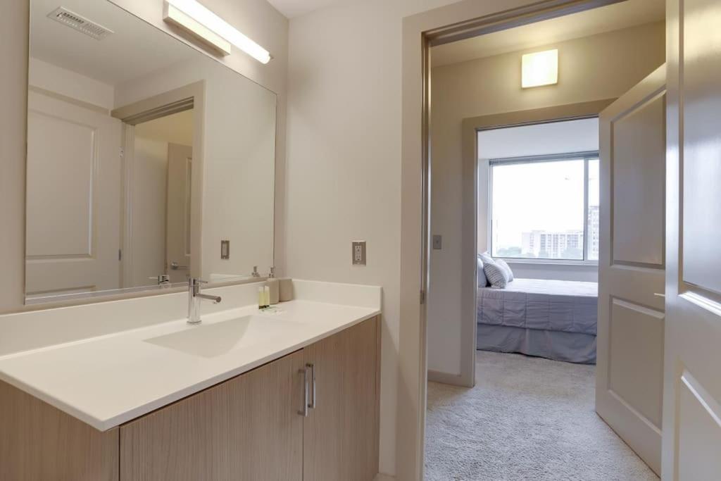 Wonderful 2Br Apartment At Crystal City Arlington Exteriör bild